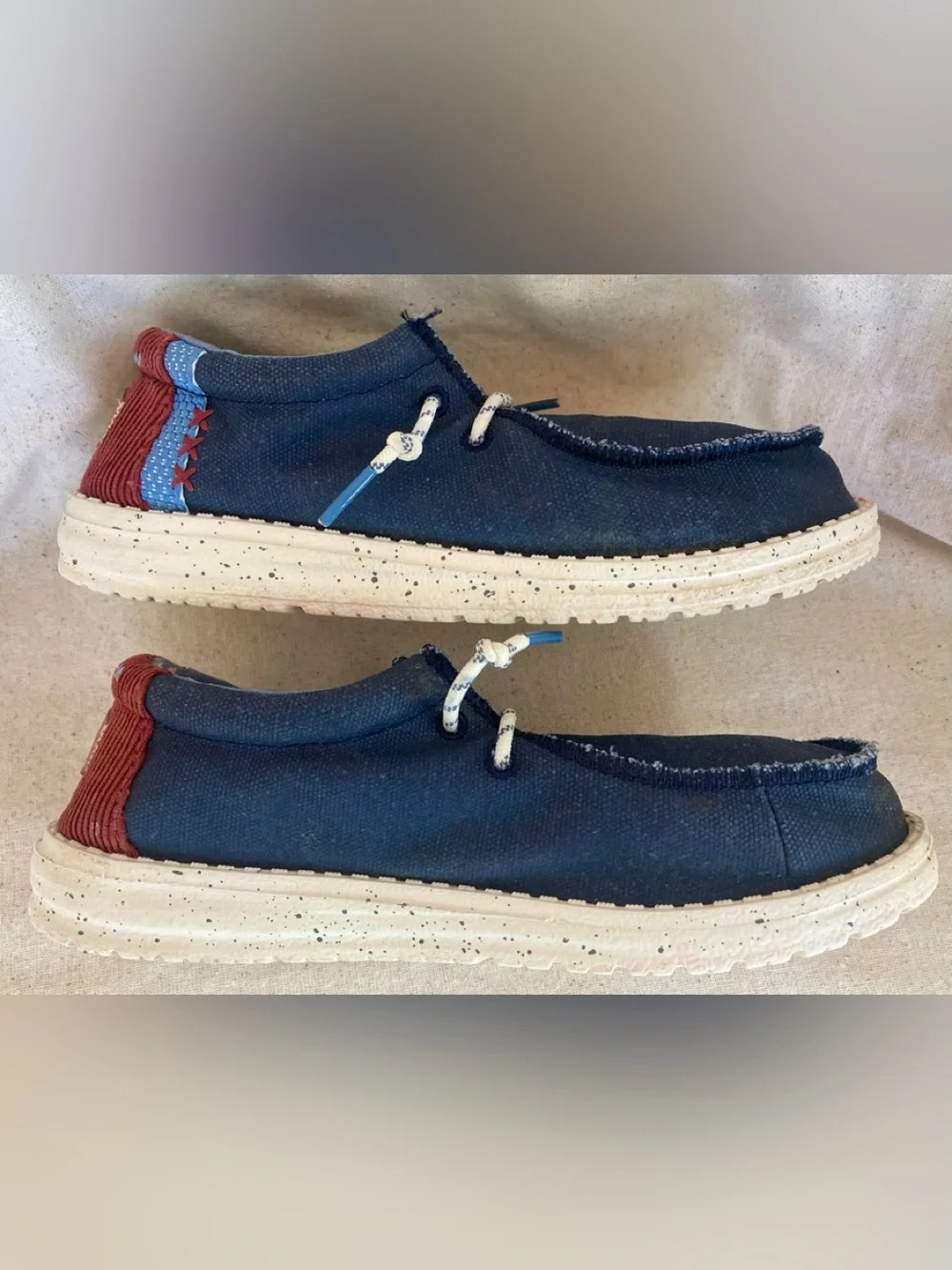 Hey Dude Wally Slippers, Big Kid size J4